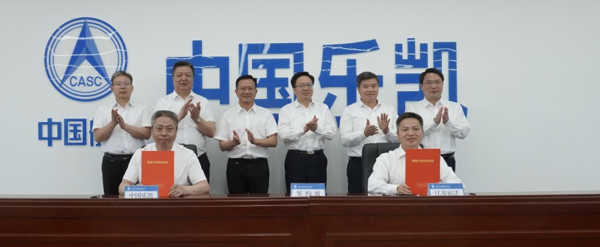 中國樂凱與宿遷市簽訂合作協(xié)議 侯景濱、李東會見宿遷市委書記陳忠偉并共同見證簽約